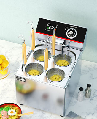 Macchina elettrica per cucinare i noodle per il fast food Cucina di pasta in cucina di ristorante